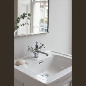 Раковина Contemporary с пьедесталом Regal и полотенцедержателем Burlington Regal B1 3TH размер 580*470-фото3