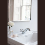 Раковина Contemporary с пьедесталом Regal и полотенцедержателем Burlington Regal B1 3TH размер 580*470-фото4