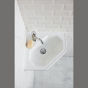 Подвесная угловая раковина Burlington Contemporary B10 размер 598*452-фото3